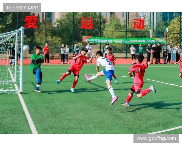 退役足球明星重返绿茵场小场赛精彩对决引发球迷热潮 退役足球明星重返绿茵场小场赛精彩对决引发球迷热潮