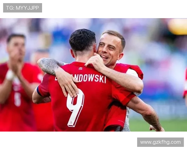 足球明星热情亲吻球迷与家人展现温暖一幕引发媒体热议